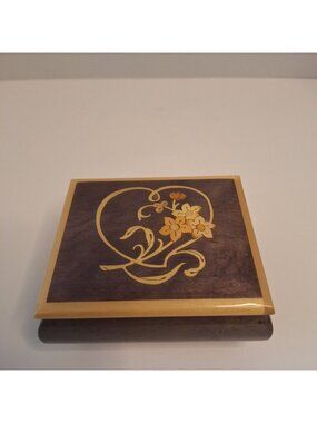 VINTAGE ROMANCE SWISS MADE ITALY LACQUERED FOOTED FLORAL MUSIC BOX RING HOLDER